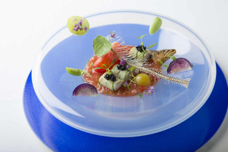 鮮やかな青の皿に映える料理が印象的な『鮎とトマト』