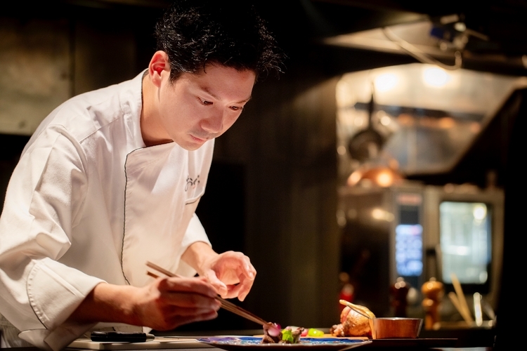 寺田惠一シェフ、35歳。クラシックなフレンチからイノヴェーテイヴな料理、炭火焼まで幅広い料理を経験