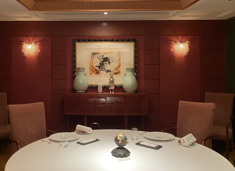 【レ セゾン】内の個室で杉本料理長特別コース「ル サロン アンティミテ」が食べられる。まさにレストラン in レストラン