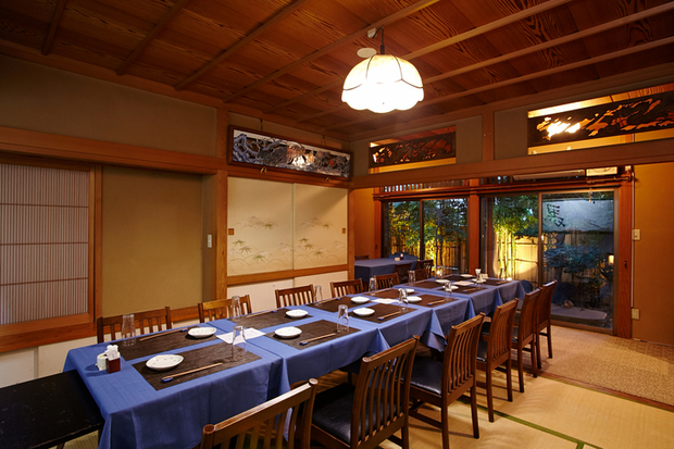 旧日本邸宅をリノベーションした大正浪漫がコンセプトのモダンな和洋レストランで、贅沢なひとときが過ごせます