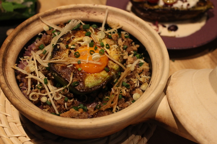 Dōngxī Restaurant ＆ Sakabaの『アボカドグリルと平飼い卵、豚肉の土鍋ご飯』