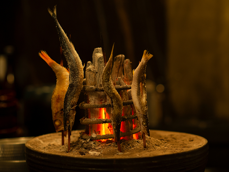 原始焼きを焼き上げる炭鉢。鉢は酒井さんが作陶家にお願いしてつくってもらったオリジナル