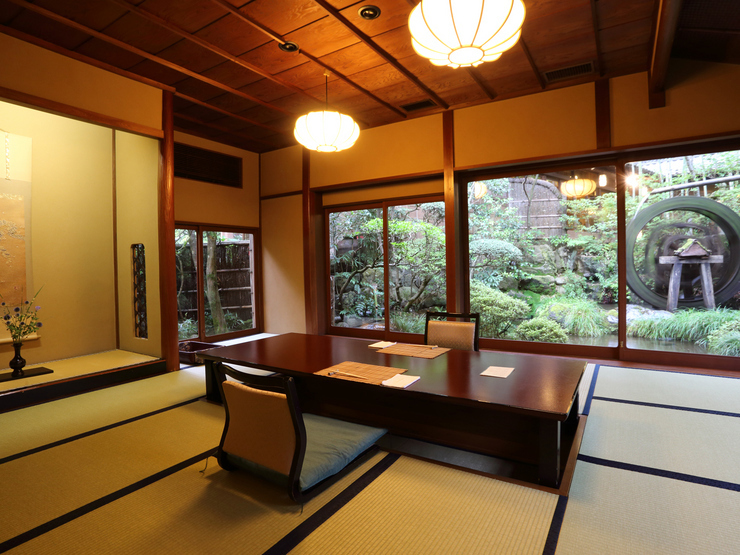 全ての部屋から眺められる静かなたたずまいの日本庭園