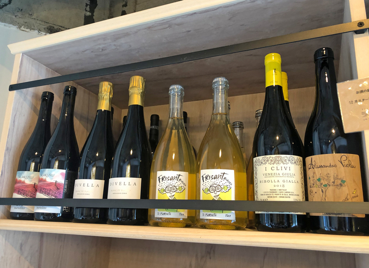 物販スペースには、イタリアのナチュラルワインが並びます