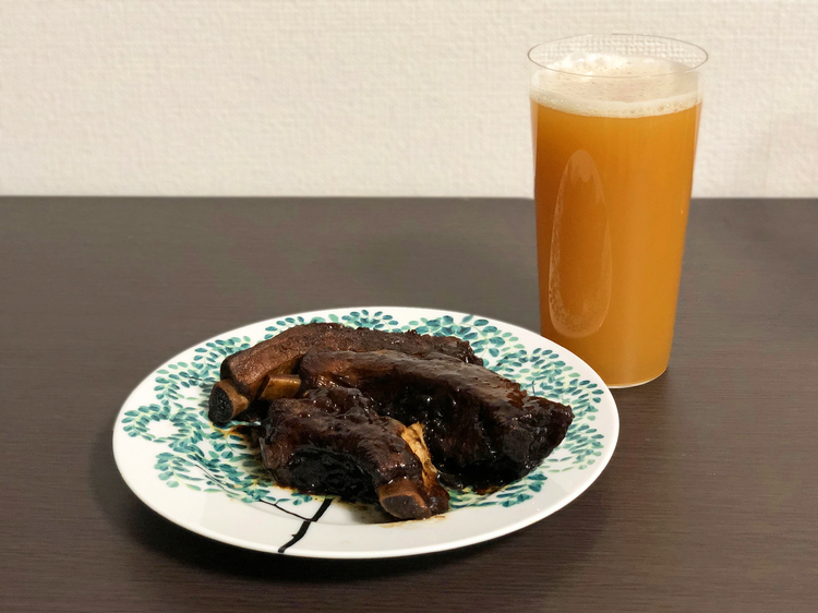 「スタウト仕立てのスペアリブ」、「麦酒で煮た豚角煮」、「牛ほほ肉の麦酒煮」、「台風チキンカレー」の4種の料理が真空パックで届く『贅々セット』3,980円（税込）＋送料