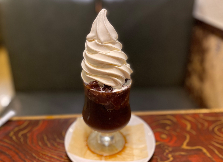 『アイスぜんざいコーヒー』650円（税込）。グラスとソフトクリームの高さが1対1、こぼさずに食べるのは不可能
