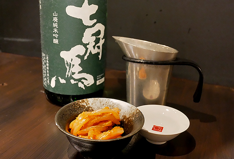 『甲いかうにかにみそ』440円（税込）日本酒を熱燗で提供する際は、冷めにくい錫のチロリと、香りが花開く平皿で
