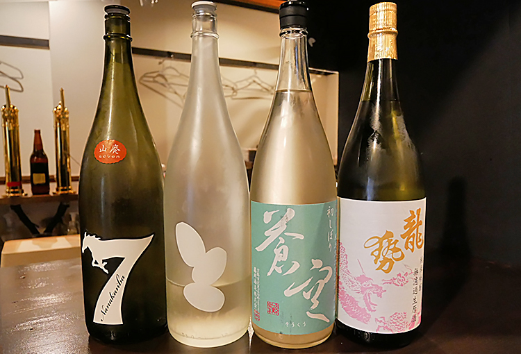 透き通るような上品さにのぞく米の旨味が魅力の無濾過生原酒『龍勢』（右）ほか、おすすめの日本酒