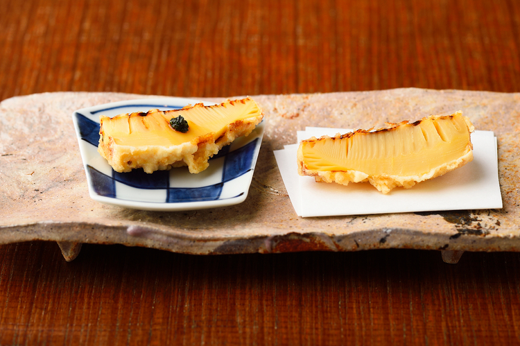 半分は塩で、もう半分は木の芽醤油でと、同じ食材を２つの味で楽しめる。『筍の天ぷら』