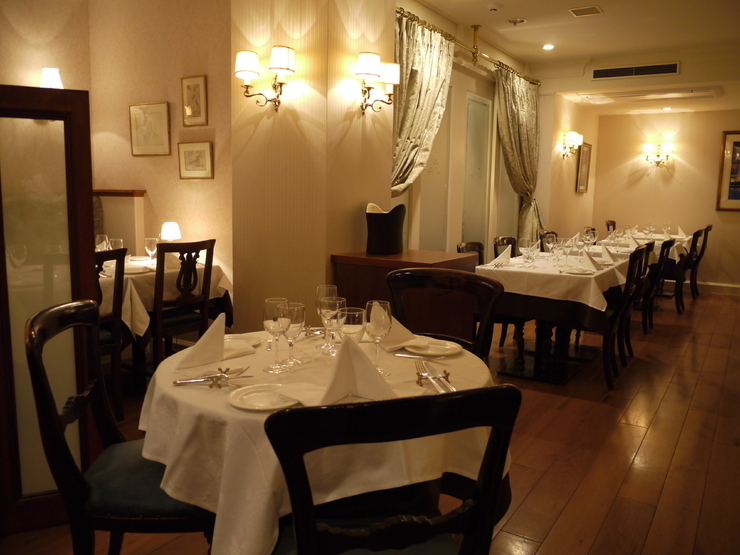 優しい光に包まれた上質な空間で、熟練のイタリア料理を味わう