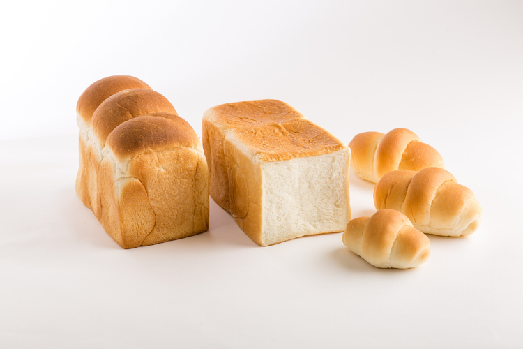 左から『山型』、『食パン』、手前が『小ロール』、左奥が『中ロール』