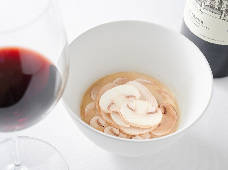 『発酵マッシュルームのスープ』　合わせるのは、赤ワイン「Chateau Haut-Marbuzet 2007」。きのこの腐葉土のような香りと、熟成した香りが良く合う