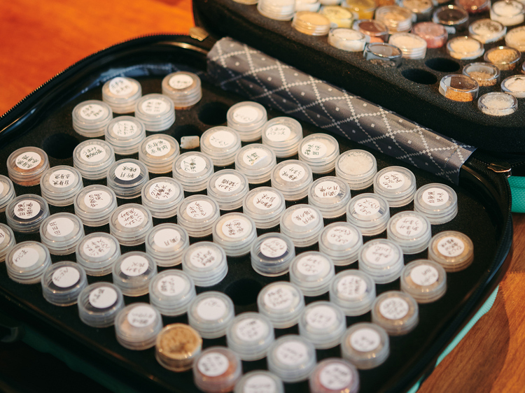 塩のストックは100種類以上と教えられたが、奥田シェフが見せてくれたメイクボックスのごとき塩コレクションを数えると、300種類以上（！）はありそうだった。