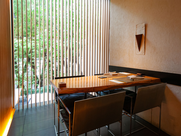 建築家隈研吾氏が創り出したモダンな内装の個室で先鋭的な懐石料理を