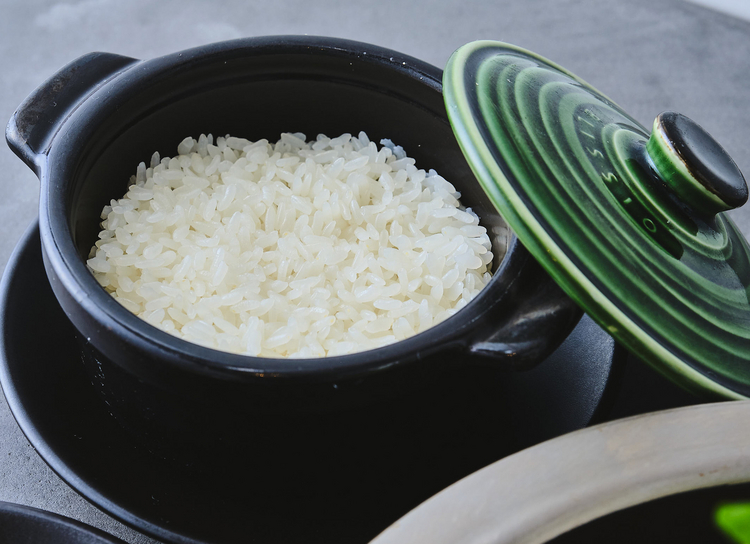 白米は一人前ずつ炊き上げられ、そのままの容器で提供される