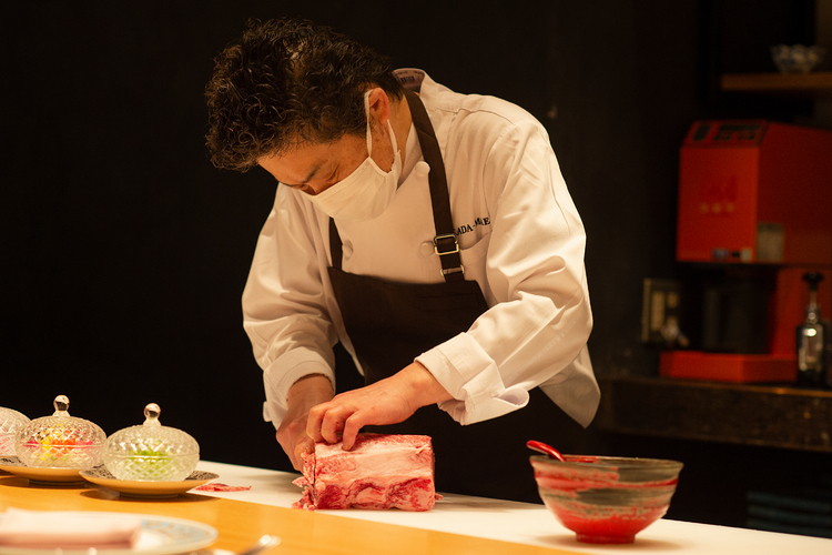オーナーシェフの岡田賢一郎さん、56歳。「鮨職人のようにお客様とコミニュケーションを大切にしながら、美味しい和牛料理を提供していきたい。」と意欲的に語る。