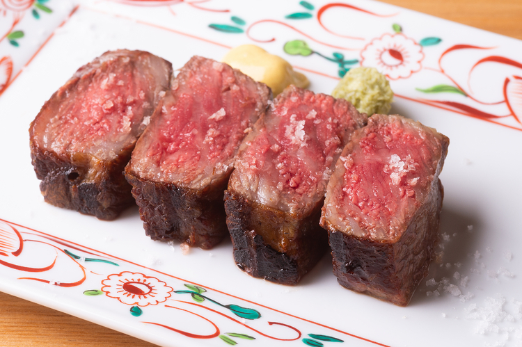 肉の旨味が噛み締めるほどに広がる神戸牛のサーロインステーキ
