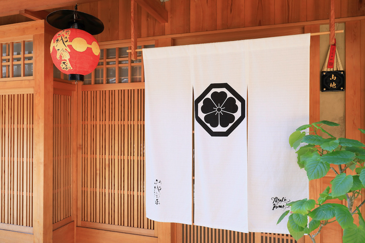 京都らしい風情ある建物に、白い暖簾がかかる