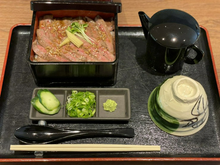綺麗なサシの入った脂の旨みを味わえる『京都肉まぶし ロース肉』3,190円（税込）