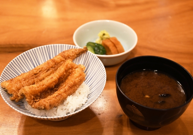 『アナゴ天丼』『赤味噌のシジミ汁』『お新香』