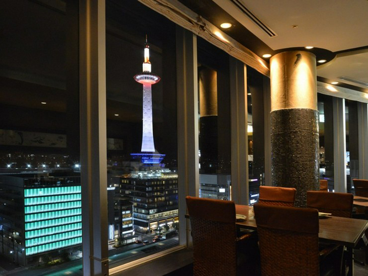 京都タワーのライトアップや街の灯りを眺望できるロケーション