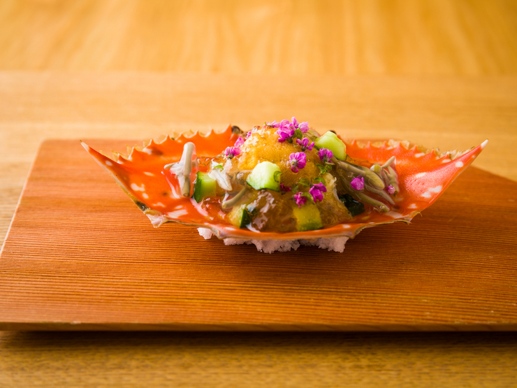 日本料理e.（イーピリオド）の『菱蟹とウニとジュンサイの土佐酢のジュレがけ』