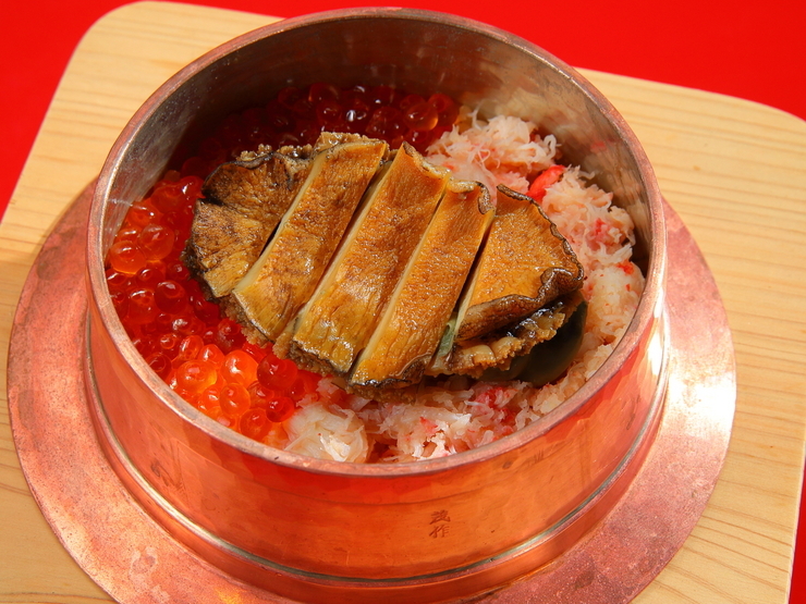 【季節釜めし　花小梅】の『丸ごと鮑・いくら・かにの釜めし』