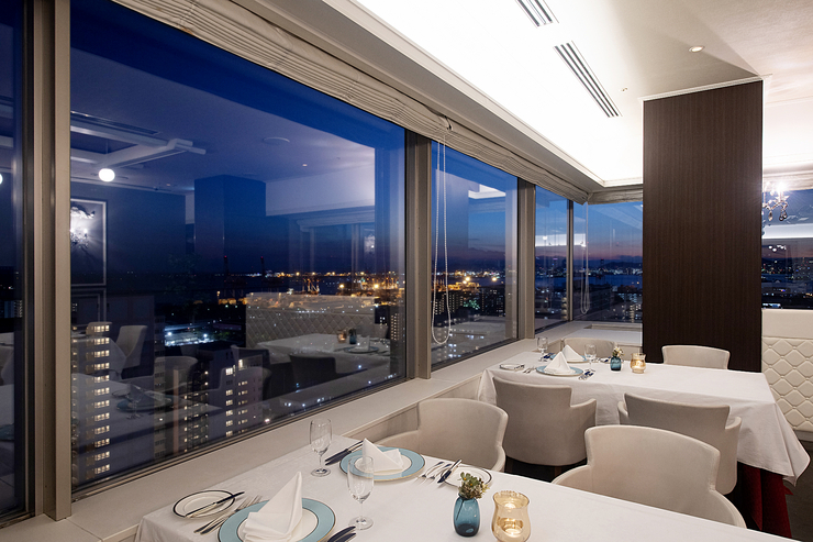 神戸メリケンパークオリエンタルホテル14階にあり、神戸港を一望できる絶好のロケーション