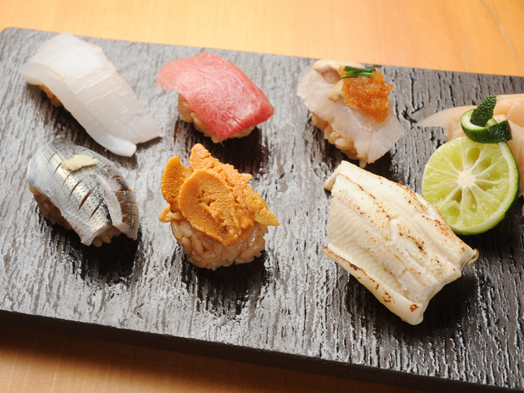 季節によって変わるおいしさを、寿司や創作料理で堪能