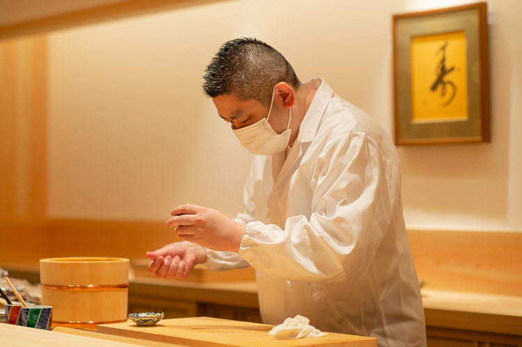 「この店では、本物を残していくために若手の育成にも力を入れていきたい。」とは佐竹さん。佐竹イズムを担う若き後継者が羽ばたく日が楽しみだ