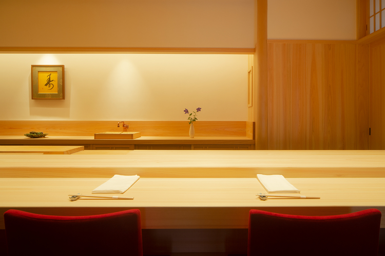奈良の宮大工が手で削ったという一枚板のカウンターが清々しい。他に個室カウンターも用意されている