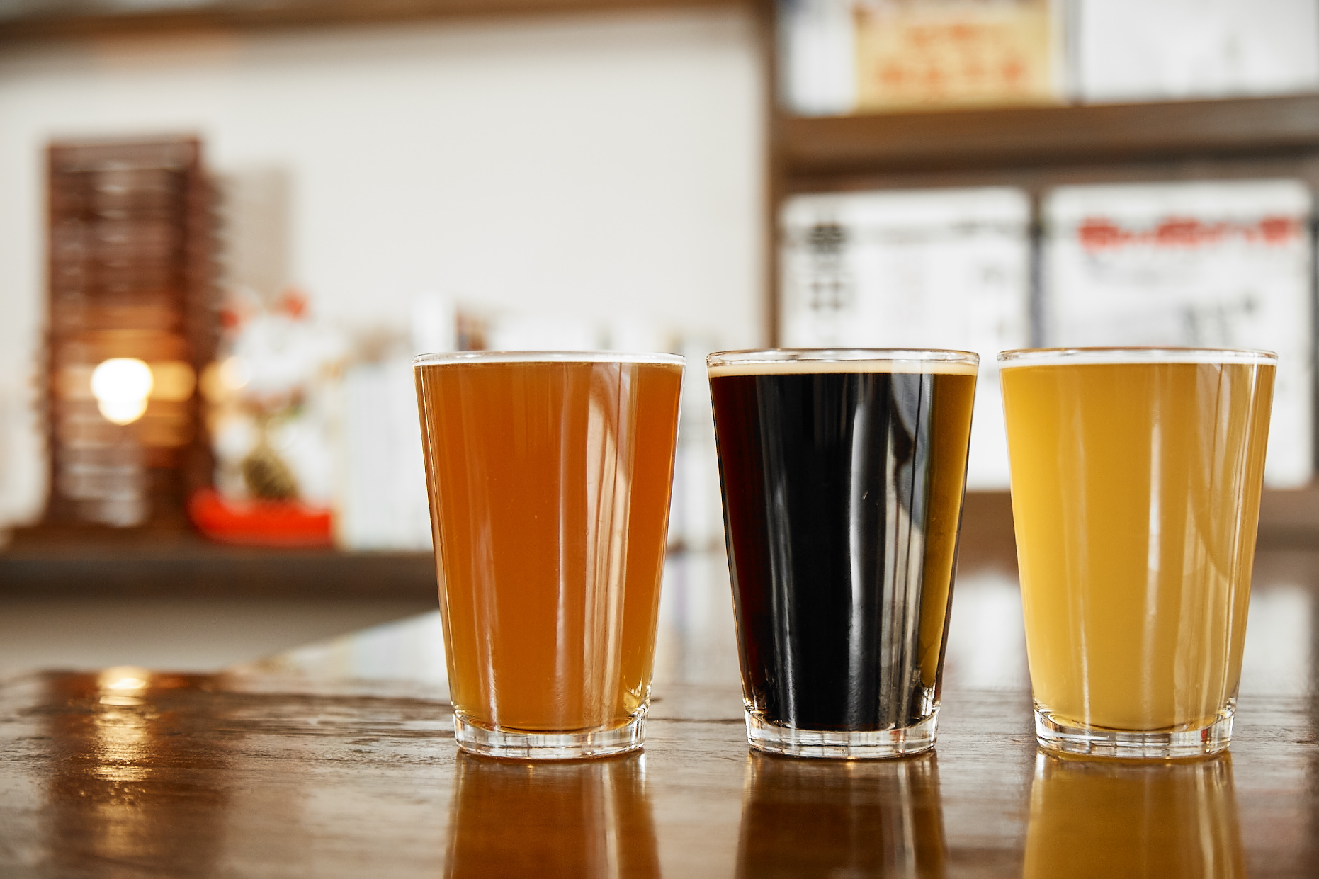 宮澤さんおすすめの国産クラフトビール3銘柄。（左から）志賀高原ビール『IPA』、千葉県・舞浜のハーヴェスト・ムーン『シュバルツ』、南信州ビール『アップルホップ』