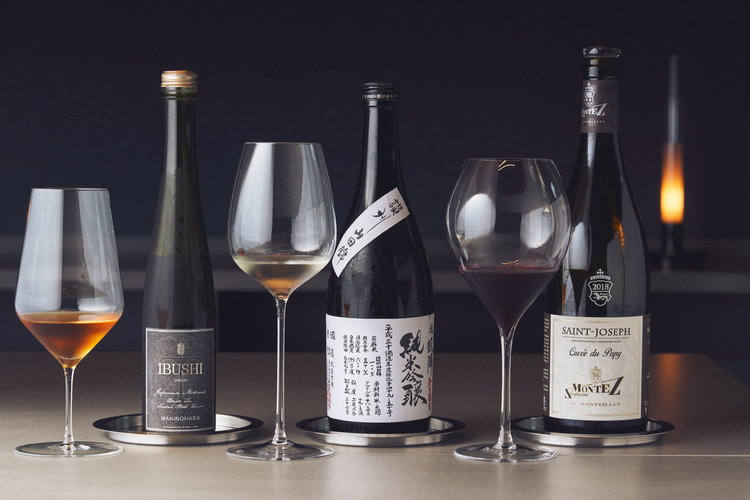 蝦夷鹿に合わせてセレクトされたワイン、日本酒、日本茶。このほか、ぶどうジュースとコンブチャを割ったジュースも用意されています