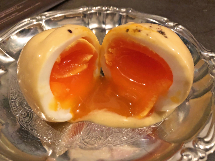 『ウフマヨ』330円（税込）は、玉子を割ると、黄味がトローっと溶け出します！