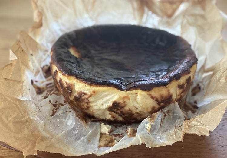 表面は真っ黒に焼き上げ、中は滑らかに仕上げるのがバスクチーズケーキの特徴