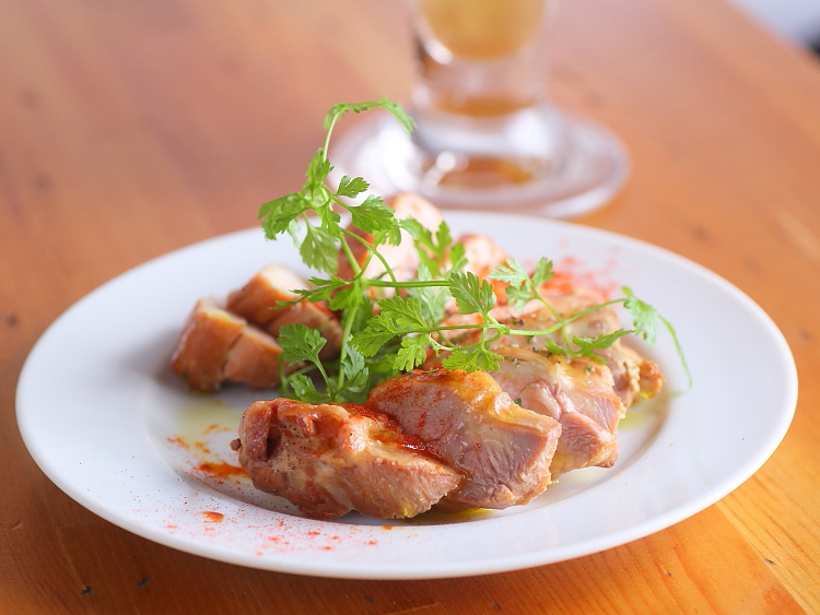 ほろ苦さやしっとりした食感が楽しめる『アロマホップで燻したスモークチキン』600円（税別）