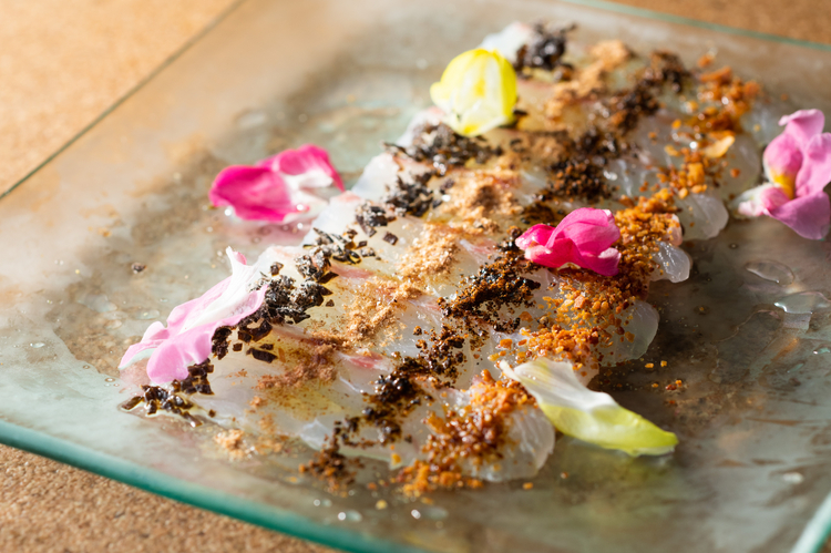 和食を得意とする上口さんならではの発想でまとめられたスパイシーな一品『鮮魚の旨味カルパッチョ』900円