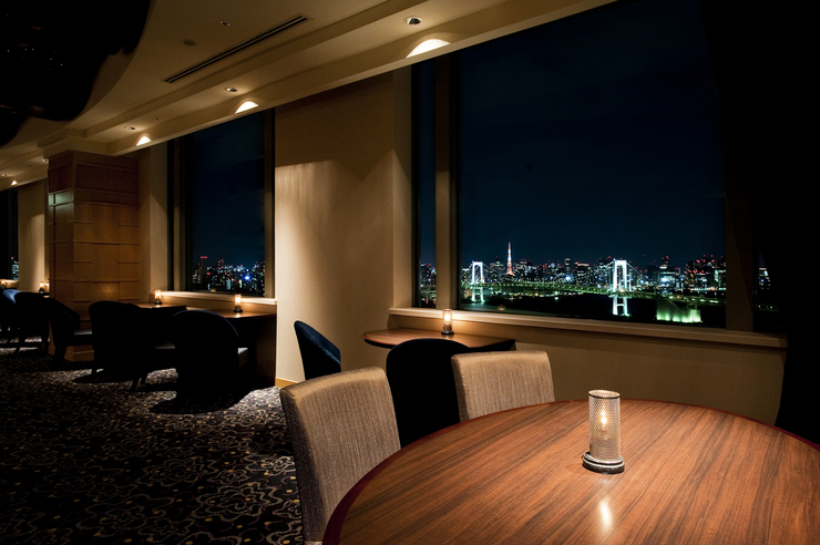高層フロアから見下ろす東京ベイエリアのパノラマ夜景