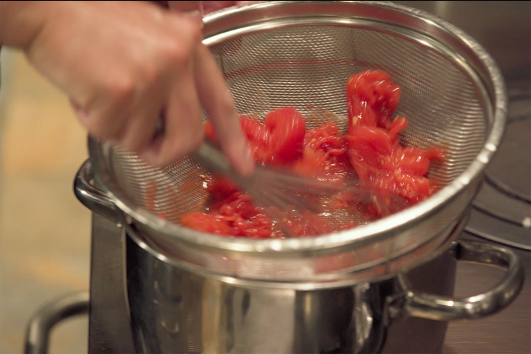 スーパーの食材で作る！名シェフに教わる「イカのトマト煮丼」の簡単レシピの画像