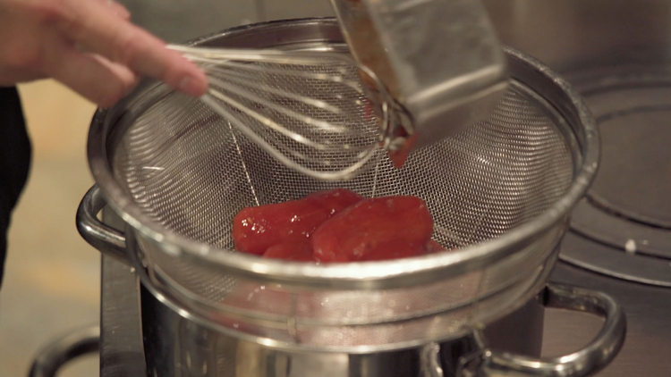 スーパーの食材で作る！名シェフに教わる「イカのトマト煮丼」の簡単レシピの画像