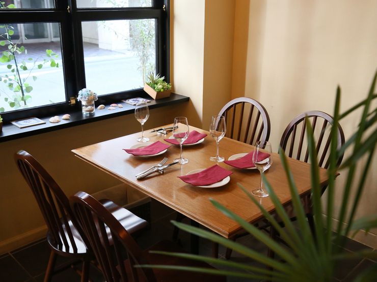 ちょっとした家族や友人の集まりに使いやすい、明るいテーブル席は落ち着くスペース