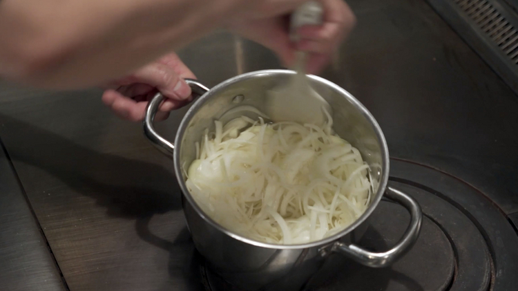 スーパーの食材で！プロの料理人に教わる「オニオングラタンスープ」の簡単レシピの画像