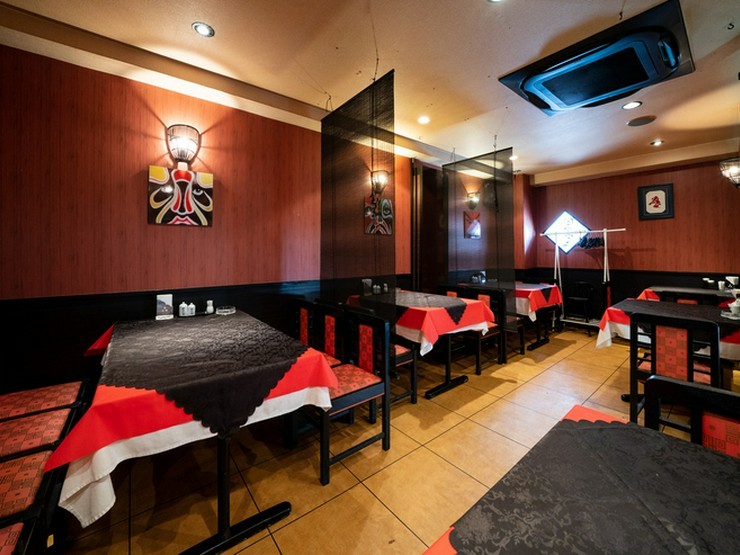 黒と赤が基調の内装、本場中国のレストランのような異国情緒あふれる店内