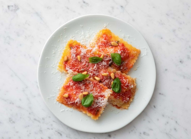 『イタリア産フレッシュチーズ“ブッラータ”のラビオリ トマトソース』