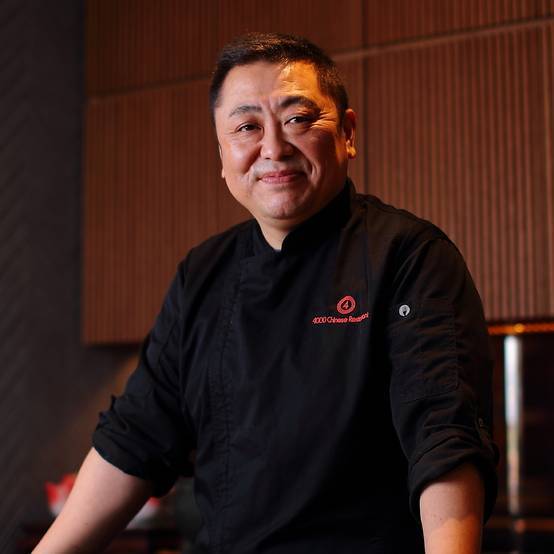 1968年生まれ、品川区出身。【赤坂四川飯店】で13年修業を積んだのち、【スーツァン・レストラン陳】の料理長に。2018年に4000 Chinese Restaurant －南青山－を創業し、独創的な料理でゲストを魅了し続けている。<br />
<br />
