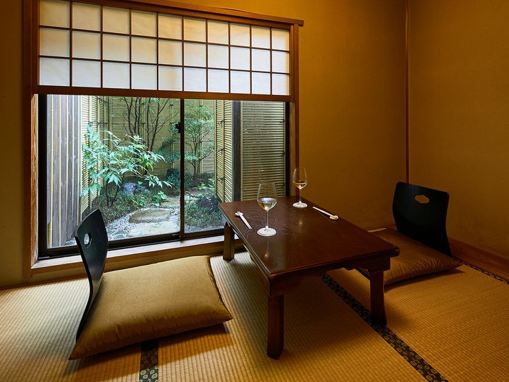 京都の情趣あふれる個室、庭園を眺めながら食事が楽しめます