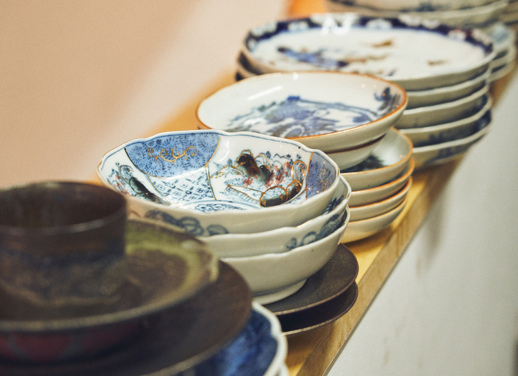 どこか景徳鎮を思わせる絵皿もある和食器は、中華料理にも違和感なく馴染む