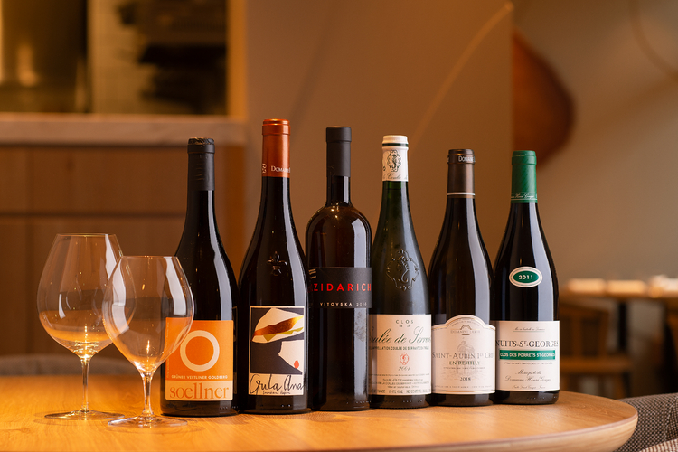 ソムリエの寺島さんが料理に合わせたペアリングのワイン6種。「シェフの料理は繊細なので、主張しすぎることのない、五味とフレーバーのバランスが取れたワインを選んでいます。」とのこと。グラスワインは1,200円～。