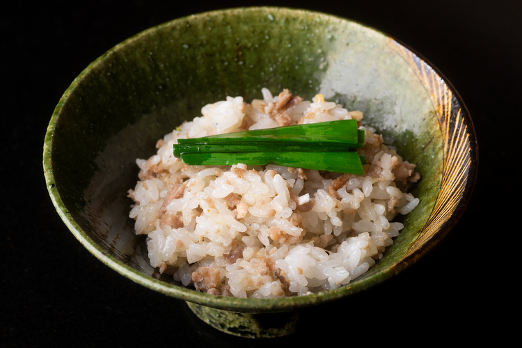 一杯目は、油通ししたニラをトッピング。味付けは塩のみ。その塩は、昔ながらの製法で作る石川県能登の“珠洲の塩”を使用。素材を生かす奥行きのある味が特徴だ。