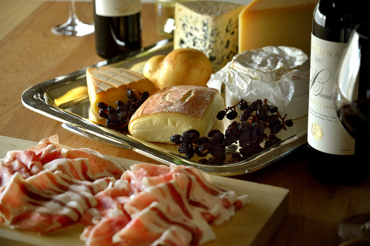 世界各国のチーズはワインとの相性もバツグン
